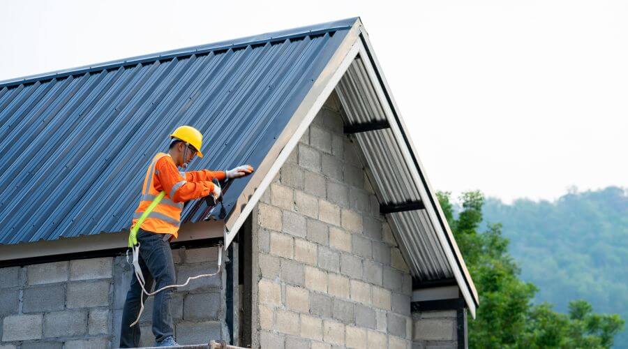 Professional gutter cleaning in Solon, IA